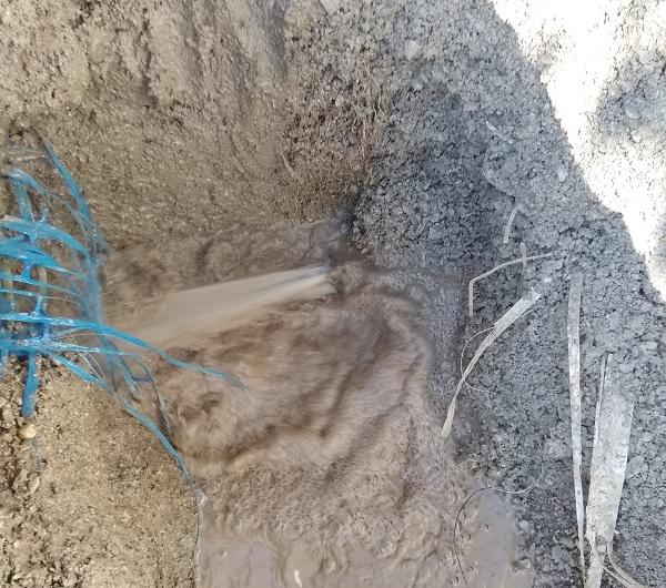 Fuite d'eau secteur St Tropez 3 visualisation de la fuite sous pression au niveau du bouchon d'obturation partiellement déboité